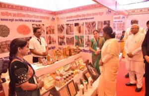 राष्ट्रपति ने प्रदर्शनी स्टॉल में प्रदर्शित उत्पादों का किया अवलोकन