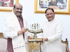 मुख्यमंत्री विष्णुदेव साय ने शॉल, स्मृति-चिन्ह एवं बस्तर दशहरा पर आधारित कॉफी टेबल बुक भेंट कर किया स्वागत