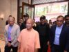 मुख्यमंत्री योगी आदित्यनाथ ने गूगल क्लाउड के सीटीओ तरुण पंत और उनकी टीम के साथ की महत्वपूर्ण बैठक