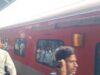 रेलवे की लापरवाही से यात्रियों में भ्रम, अनाउंसमेंट और ट्रेन में निकला अंतर