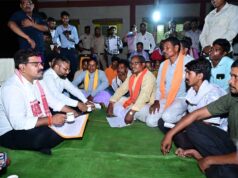 उप मुख्यमंत्रीशर्मा पहुंचे नक्सलियों की मांद कहलाने वाले ग्राम किसकोड़ो, ग्रामीणों के साथ जमीन पर बैठकर सुनी समस्याएं