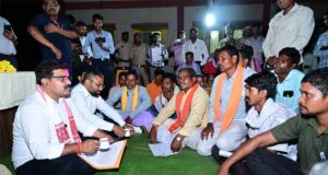 उप मुख्यमंत्रीशर्मा पहुंचे नक्सलियों की मांद कहलाने वाले ग्राम किसकोड़ो, ग्रामीणों के साथ जमीन पर बैठकर सुनी समस्याएं