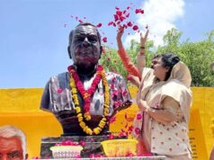 राज्यमंत्री गौर ने प्रतिमा का अनावरण कर अर्पित की पुष्पांजलि