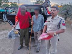 खंडवा के डायल-112 हीरोज रास्ता भटके 80 वर्षीय बुजुर्ग को सुरक्षित परिजनों से मिलाया