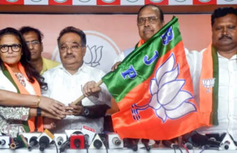 ममता बनर्जी को राज्यसभा में बड़ा झटका? उपचुनाव के बाद तीनों सांसद रहेंगे बरकरार, बदलेगा सिर्फ दल