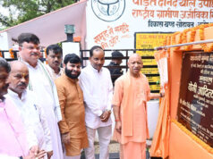 मुख्यमंत्री ने वीर-वीरांगनाओं के परिधानों में सजे बच्चों को दिया उपहार