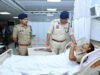 पुलिस कमिश्नर संजीव शुक्ला ने अस्पताल पहुंचकर घायल जवानों का बढ़ाया हौसला
