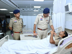 पुलिस कमिश्नर संजीव शुक्ला ने अस्पताल पहुंचकर घायल जवानों का बढ़ाया हौसला