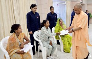 लखनऊ में जनता दर्शन: सीएम ने समयबद्ध और निष्पक्ष समाधान के दिए निर्देश