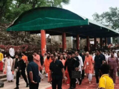 CM योगी ने चित्रकूट में की कामदगिरि परिक्रमा, बंदरों को खिलाया चना, श्रद्धालुओं ने की पुष्पवर्षा