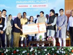 मुख्यमंत्री ने इंदौर से आबू धाबी जाने वाले यात्रियों को दिए बोर्डिंग पास