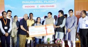 मुख्यमंत्री ने इंदौर से आबू धाबी जाने वाले यात्रियों को दिए बोर्डिंग पास