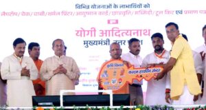 मंच से 10 लाभार्थियों का सम्मान: महिलाओं को आवास-रोजगार, किसानों को ड्रोन और मेधावियों को मिला लैपटॉप