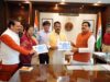 मुख्यमंत्री डॉ. यादव को जल संसाधन मंत्री सिलावट ने अभियान की उपलब्धियां पर आधारित पुस्तिका की भेंट