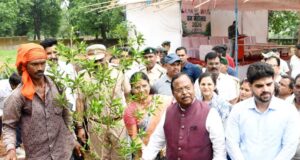 मंत्री रामविचार नेताम ने किया रुद्राक्ष का पौधरोपण
