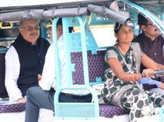 महिलाएं हो रही हैं सशक्त एवं सक्षम ई-रिक्शा में बैठकर स्पीकर हाउस के लिए रवाना हुए विधानसभा अध्यक्ष डॉ. रमन सिंह
