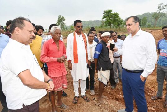 उप मुख्यमंत्री विजय शर्मा के निर्देश पर बोड़ला के खारिया से अगरी तक पीएम जनमन योजना की सड़क की राज्य स्तरीय जांच