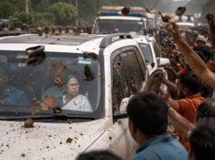 बंगाल में ममता बनर्जी के काफिले पर पथराव, पुलिस हिरासत में TMC कार्यकर्ता की मौत से गुस्सा