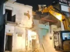 उज्जैन में महाकाल मंदिर के सामने चला बुलडोजर! 65 साल पुराना जर्जर परचुरे भवन ढहाया गया