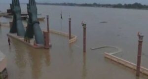 Varanasi Flood: गंगा के बढ़ते जलस्तर से घाटों पर संकट, अस्सी से नमो घाट तक जलभराव; प्रशासन अलर्ट पर