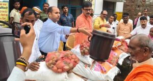वाराणसी में एनडीआरएफ का जागरूकता अभियान, श्रद्धालुओं को बताए आपदा से बचाव के उपाय