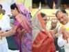शहीद उपनिरीक्षक युगल किशोर वर्मा की धर्मपत्नी श्रीमती माधुरी वर्मा ने मुख्यमंत्री की कलाई पर बांधी राखी, भावुक हुए मुख्यमंत्री साय