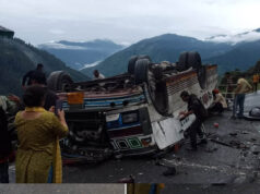 Chamba Bus Accident: अचानक पहाड़ी से नीचे सड़क पर गिरी बस, हादसे में 7 की मौत और कई घायल