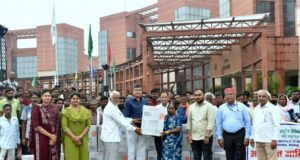 खेती को आधुनिक बनाने की पहल, किसानों को मिले पावर स्प्रेयर और सोलर पैनल