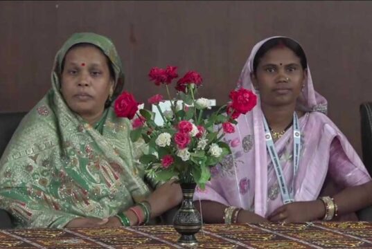 ‘आनंदी कुटुम्ब समृद्ध ग्राम’ राष्ट्रीय कार्यक्रम में पार्वती मंडावी और पिलेश्वरी नेताम ने साझा किए ग्रामीण विकास के अनुभव