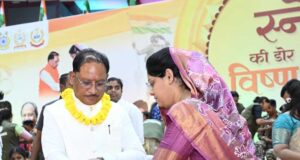 शहादत के सम्मान से जुड़ी स्नेह की डोर : माधुरी ने बांधी राखी, भावुक हुए ‘विष्णु भैया’