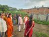 चबूतरे पर बैठकर छात्राओं से की आत्मीय चर्चा, स्वास्थ्य, पढ़ाई, करियर और छात्रावास की व्यवस्थाओं की ली जानकारी