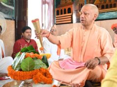 विल्व पत्र, दुर्वा, मदार पत्र, कमल पुष्प आदि अर्पित करने के बाद जल और गोदुग्ध से किया भगवान भोलेनाथ का अभिषेक