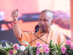 सीएम योगी ने स्टॉल का अवलोकन कर विभिन्न विभागों की योजनाओं की प्रगति की जानकारी ली