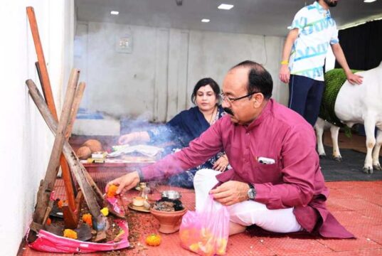 गौमाता और कृषि औजारों की पूजा-अर्चना कर अच्छी फसल व खुशहाली का कामना की