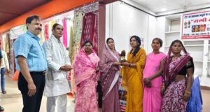 राज्यमंत्री राधा सिंह ने किया भोपाल हाट के राखी मेले का भ्रमण