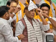 राजनाथ सिंह ने स्वागत में मिला चांदी का मुकुट लौटाया, बोले- इसे गरीब बेटी की पायल के लिए इस्तेमाल करें