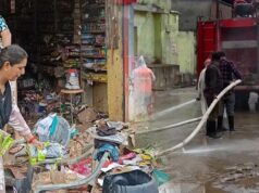 बाढ़ का पानी उतरा तो सामने आई तबाही, चित्रकूट में घर-दुकानें कीचड़ से पटीं; बिजली बहाली जारी