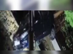 कलियासोत नदी के मुहाने पर धंसी जमीन, कारें दबीं और पेड़ गिरे; मौके पर पहुंचा प्रशासन