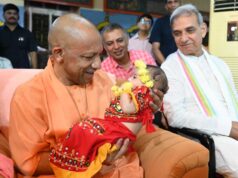 गोरक्षपीठ में सीएम योगी ने मनाया गोपाल का प्राकट्योत्सव, लड्डू गोपाल को झुलाया पालने में
