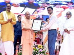मुख्यमंत्री योगी आदित्यनाथ ने बांटे नियुक्ति पत्र, मंच पर 12 अभ्यर्थियों को सौंपे पत्र