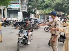 बिना हेलमेट दफ्तर पहुंचे कर्मचारी तो कलेक्टर ने नहीं दी एंट्री, इंदौर में सख्ती से लागू हुआ नियम