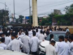 MP में इंटर्न डॉक्टरों ने खोला मोर्चा, स्टाइपेंड बढ़ाने के लिए भोपाल में निकाला पैदल मार्च