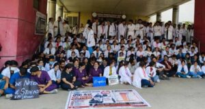 MY अस्पताल में डॉक्टरों का जोरदार प्रदर्शन, ‘वन नेशन-वन स्टाइपेंड’ की मांग पर अड़े; मरीजों की बढ़ी परेशानी