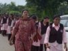 स्कूल में बिजली-व्यवस्था और क्लासेस की मांग, छात्राओं ने कलेक्ट्रेट तक निकाला पैदल मार्च
