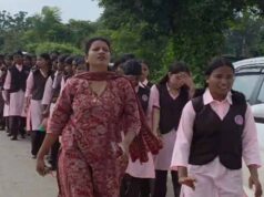 स्कूल में बिजली-व्यवस्था और क्लासेस की मांग, छात्राओं ने कलेक्ट्रेट तक निकाला पैदल मार्च