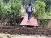 छह साल में भी पूरा नहीं हुआ पुल का निर्माण, जोखिम उठाकर स्कूल पहुंच रहे बच्चे