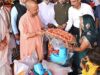 लखनऊ में बाढ़ प्रभावितों तक नावों से पहुंच रहा भोजन और राशन, 1,900 फूड पैकेट बांटे गए