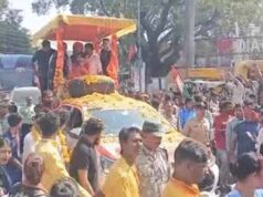 बागेश्वर धाम की हिंदू-सनातन एकता रथयात्रा में बुलडोजर से बरसे फूल, धीरेंद्र शास्त्री ने दिया एकता का संदेश