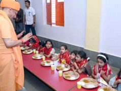 सीएम योगी ने कन्याओं के पांव पखारकर की मातृशक्ति की आराधना, भोजन परोसकर लिया आशीर्वाद