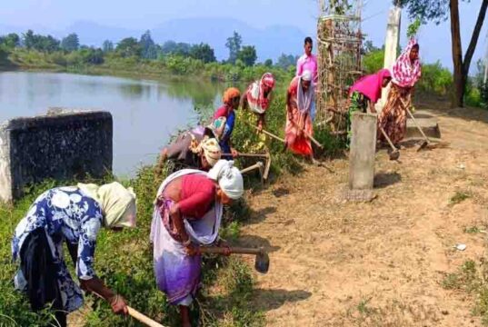 पलायन पर लगी रोक, गांव में रोजगार से श्रमिकों को मिला सहारा; प्रतिदिन ₹300 की मजदूरी से संवर रही जिंदगी